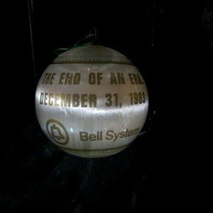 VINTAGE 1983 BELL COLLECTIBLE SATIN BALL CHRISTMAS ORNAMENT, RARE